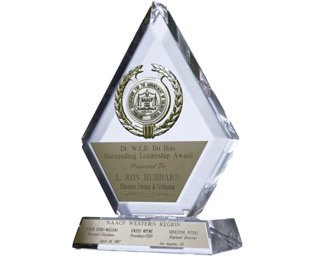 W.E.B.デュボイス優秀リーダーシップ賞 — NAACP | ハバード氏の、教育と読み書き能力の分野における人道支援活動に対して贈呈。