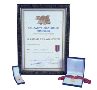 ラ・クラバッテ・ドオル・アベク・ロゼット賞 – 国立フランス文化連合会 | 芸術、科学、文学の分野におけるL. ロン ハバードの優れた業績を称えて贈呈されました。