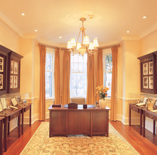 L. ロン ハバードの若き日の展示があるワシントンD.C.のScientology創立教会、受付エリア。